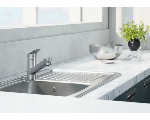 Kuchyňská scéna s dřezem, baterií a dekorací