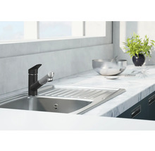 Dřezová baterie v moderním kuchyňském designu s dřezem