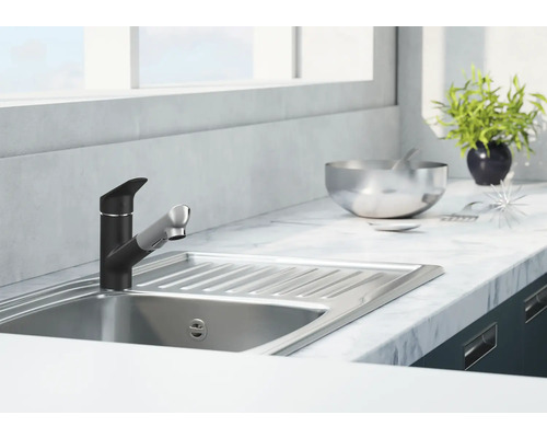 Dřezová baterie v moderním kuchyňském designu s dřezem