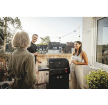 Scéna s plynovým grilem na balkoně, obklopená třemi mluvícími lidmi.