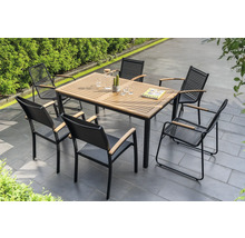 Zahradní sedací souprava se stolem a šesti židlemi na terase