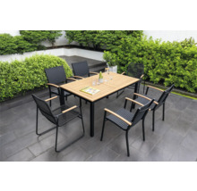 Zahradní scéna s jídelním stolem a židlemi pro venkovní použití.