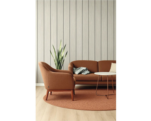 Obývací pokoj s pohovkou, křeslem, stolem a pokojovou rostlinou před nástěnnými panely