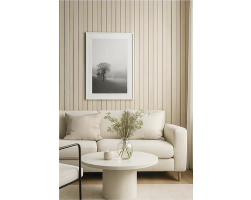 Obývací pokoj s pohovkou, stolem a zarámovaným obrazem stromu