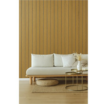 Obývací pokoj s nástěnnými panely, pohovkou, stolem a kobercem