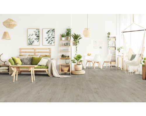 Světlý obývací pokoj s dřevěnou podlahou, pohovkou, jídelním stolem a závěsným křeslem