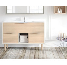 Koupelna s umyvadlovou skříňkou, zrcadlem a dekorací