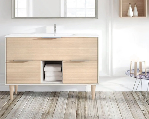 Koupelna s umyvadlovou skříňkou, zrcadlem a dekorací