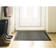 Vstupní prostor s rohožkou, botami a stojanem na deštníky