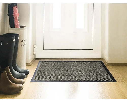 Vstupní prostor s rohožkou, botami a stojanem na deštníky