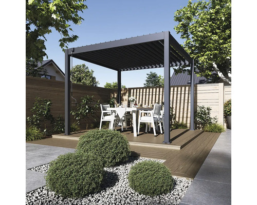 Pergola s lamelovou střechou a jídelní sestavou na terase v zahradě.