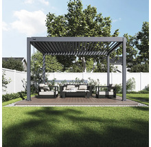 Pergola s lamelovou střechou a posezením na zahradě.