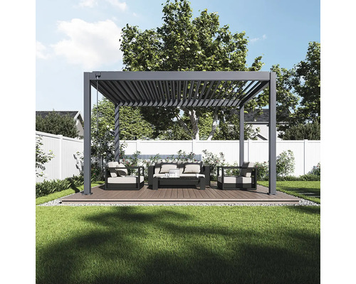 Pergola s lamelovou střechou a posezením na zahradě.