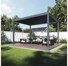 Pergola se zahradním nábytkem na terase