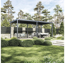 Pergola v zahradě se sedací soupravou a jídelním stolem