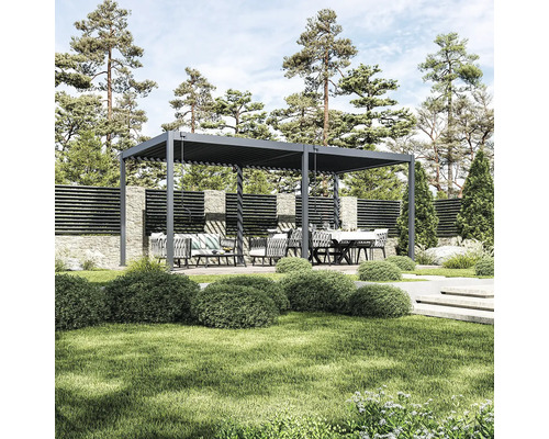 Pergola v zahradě se sedací soupravou a jídelním stolem