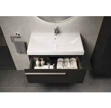 Umyvadlo s otevřenou zásuvkou, uvnitř ručníky a pečující produkty, moderní design koupelny