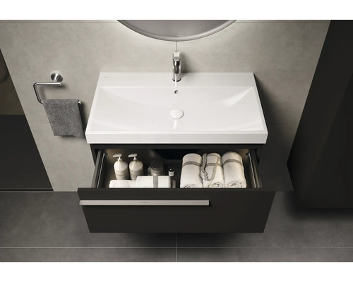 Umyvadlo s otevřenou zásuvkou, uvnitř ručníky a pečující produkty, moderní design koupelny