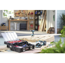 Dílna s kufříkem na nářadí, kotoučovou pilou a vrtačkou na dřevěných trámech