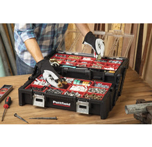 Otevřený černý box na nářadí s červeným vnitřkem, plný různých nástrojů a šroubů.