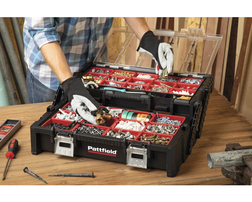 Otevřený černý box na nářadí s červeným vnitřkem, plný různých nástrojů a šroubů.