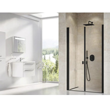 Moderní koupelna se sprchovým koutem, umyvadlem a zrcadlem