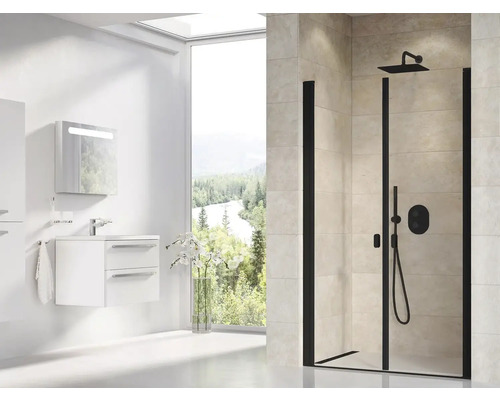 Moderní koupelna se sprchovým koutem, umyvadlem a zrcadlem