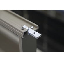 Detailní záběr hliníkové profilové lišty s upevňovací patkou a šrouby