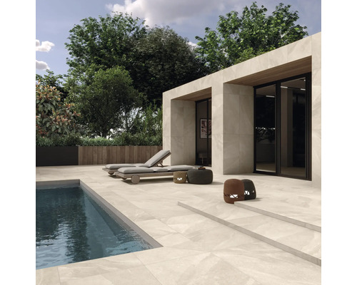 Exteriér s bazénem, terasa s dlaždicemi a zahradním nábytkem