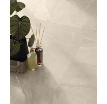 Dlaždicová podlaha s rostlinou, dávkovačem mýdla a vonnými tyčinkami pro stylový design interiéru