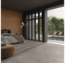 Ložnice s dlažbou a vstupem k bazénu