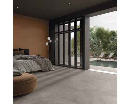 Ložnice s dlažbou a vstupem k bazénu