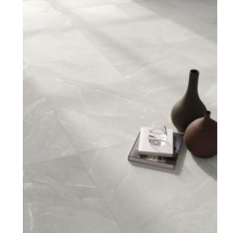 Interiér se světlou dlažbou s mramorovým vzhledem