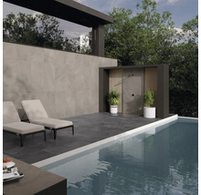 Exteriér s bazénem, lehátky, venkovní sprchou a obloženou zdí