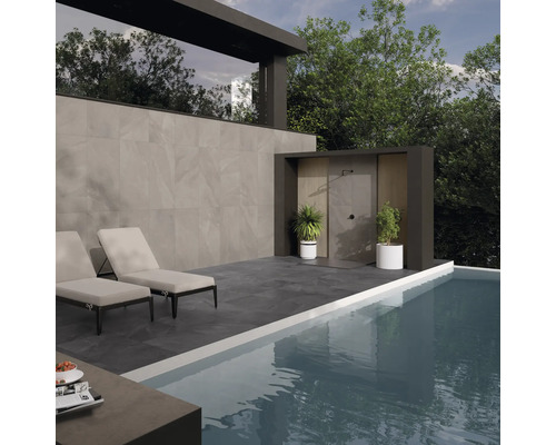 Exteriér s bazénem, lehátky, venkovní sprchou a obloženou zdí