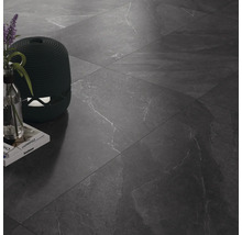 Dlaždicová podlaha s dekorativními předměty a knihami.