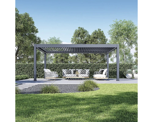 Scéna s pergolou, posezením a zahradními prvky venku