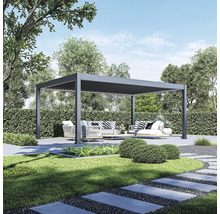 Scéna zahrady s moderní pergolou nad posezením