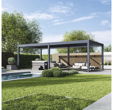 Scéna s moderní pergolou, zahradním nábytkem a bazénem na zahradě.