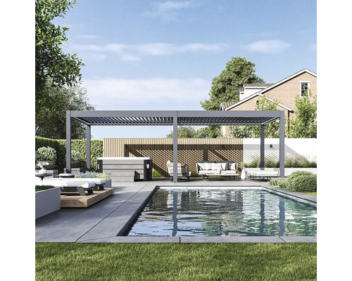 Scéna s pergolou, bazénem, zahradním nábytkem a terasou v zahradě.