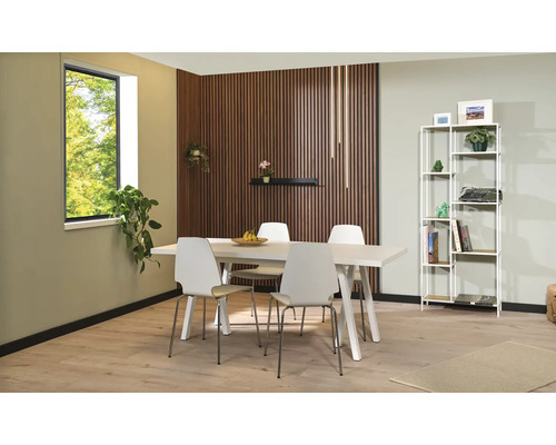 Jídelna s jídelním stolem, židlemi, stěnovými panely a regálem