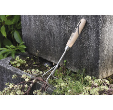 Zahradní nářadí s dřevěnou rukojetí a třemi hroty k prokypření zeminy