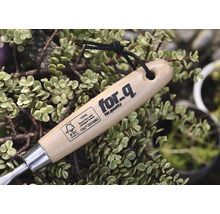 Logo for_q na dřevěném zahradním nářadí s pečetí FSC