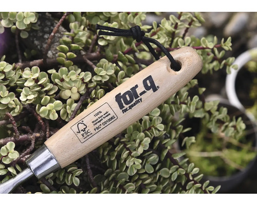 Logo for_q na dřevěném zahradním nářadí s pečetí FSC