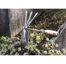 Zahradní nástroj s dřevěnou rukojetí a kovovou hlavou