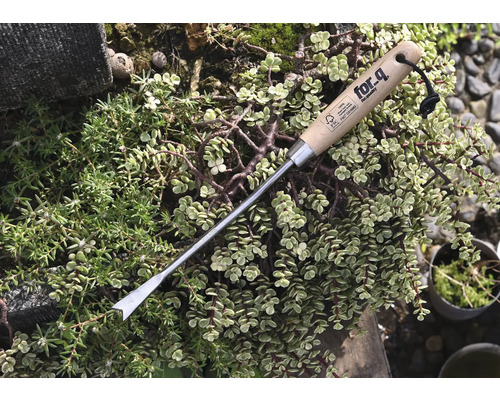 Vypichovač plevele s dřevěnou rukojetí pro zahradnické práce