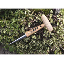 Sázecí kolík ze dřeva a kovu na rostlinách