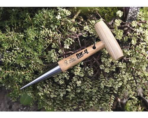 Sázecí kolík ze dřeva a kovu na rostlinách