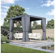 Čtvercová pergola se závěsy a posezením v zahradě
