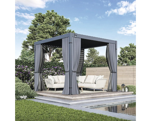 Čtvercová pergola se závěsy a posezením v zahradě